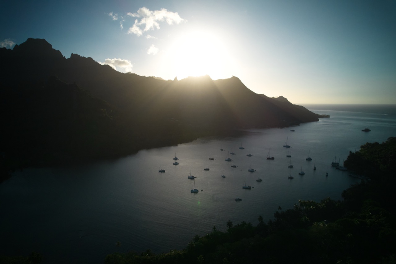 Vue aérienne d’une baie et du littoral au coucher du soleil