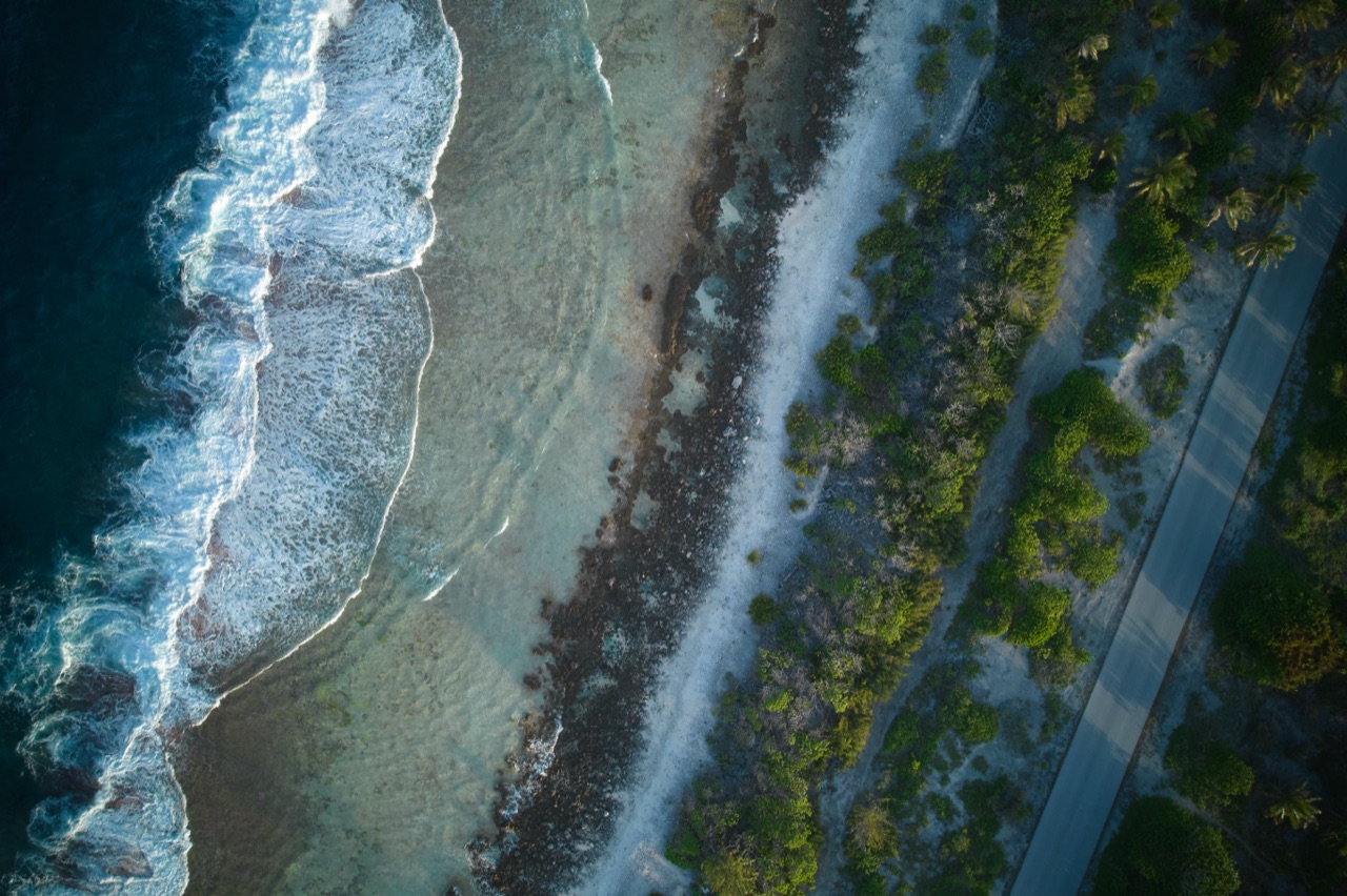 Vue aérienne d’un platier récifal, du littoral et d’une route